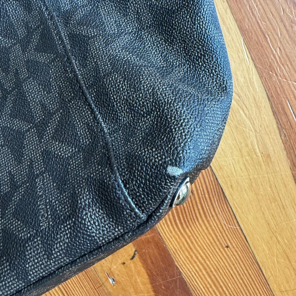 Michael Kors bag, in ok shape, cooor brown with MK logo all over - Picture 7 of 8
